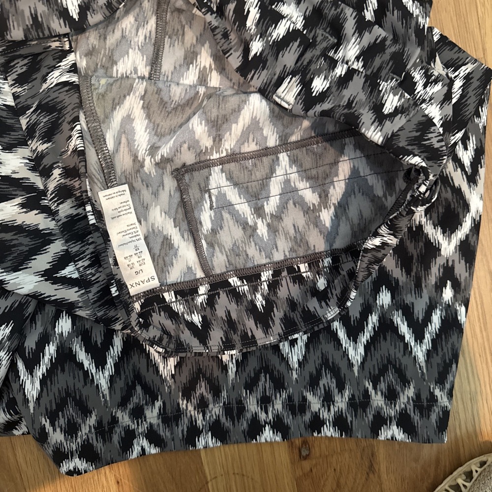 Spanx The Get Moving Shorts Womens Large Black White Ikat Geometric Print RN1121 - Picture 6 of 7